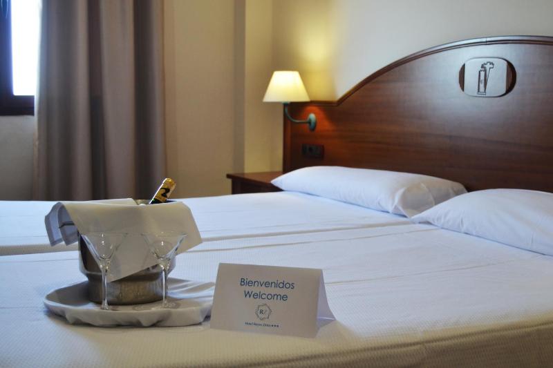 Triple Room (2 Adults + 1 Child) image 1