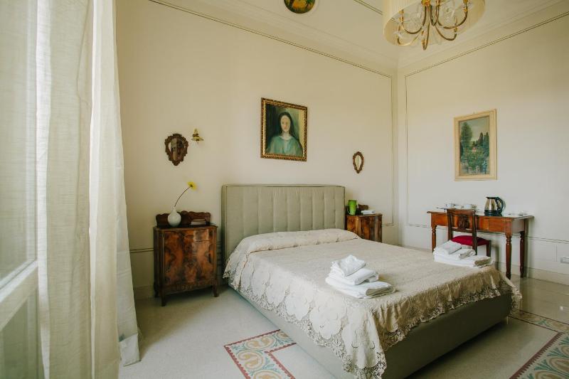 Deluxe King Room image 3