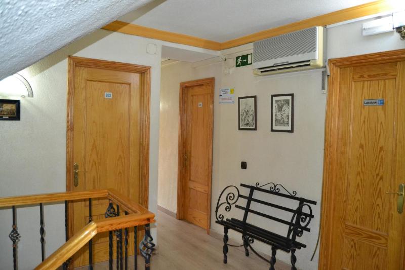 Single Room with Shared Bathroom image 2
