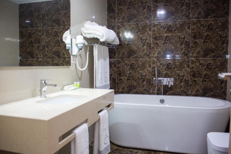 Deluxe Suite image 4