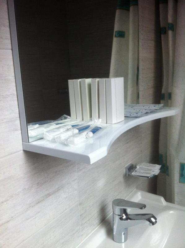 Triple Room with Bathroom image 2
