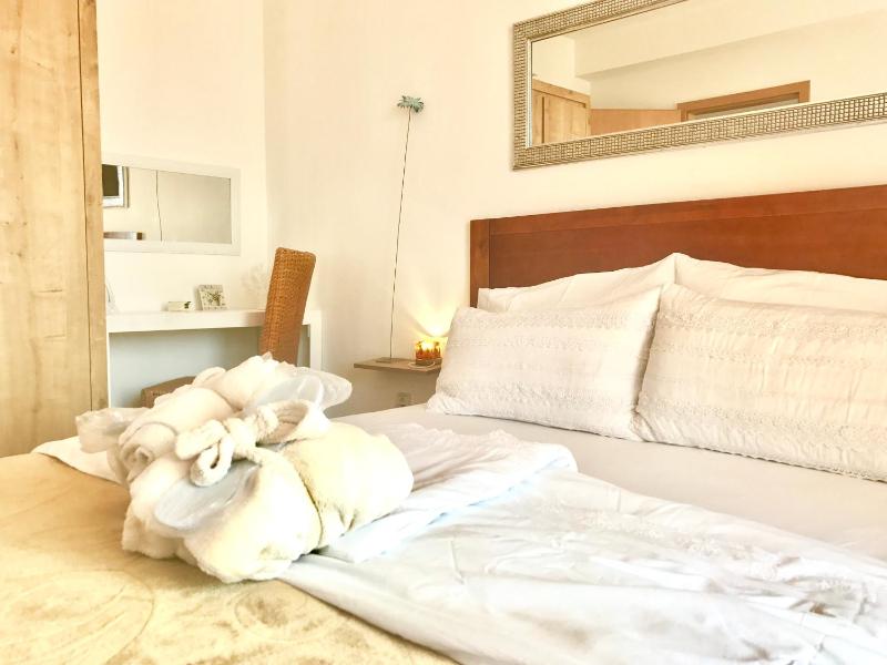 Comfort One-Bedroom Apartment with Balcony and Sea View image 1