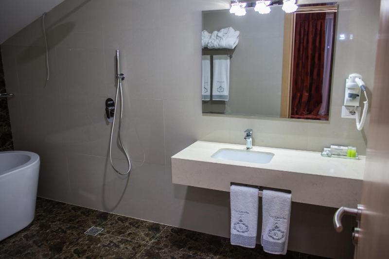Deluxe Suite image 2