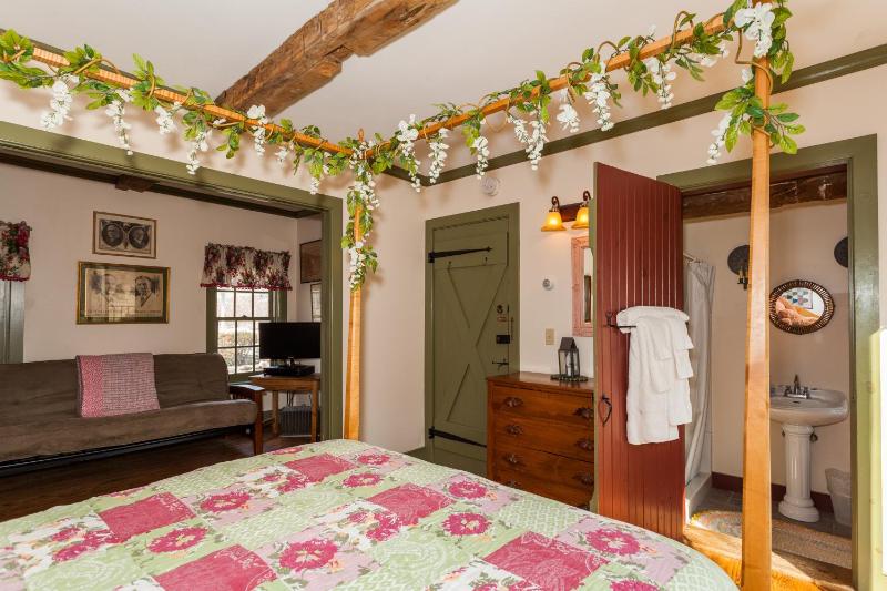 Queen Suite image 2