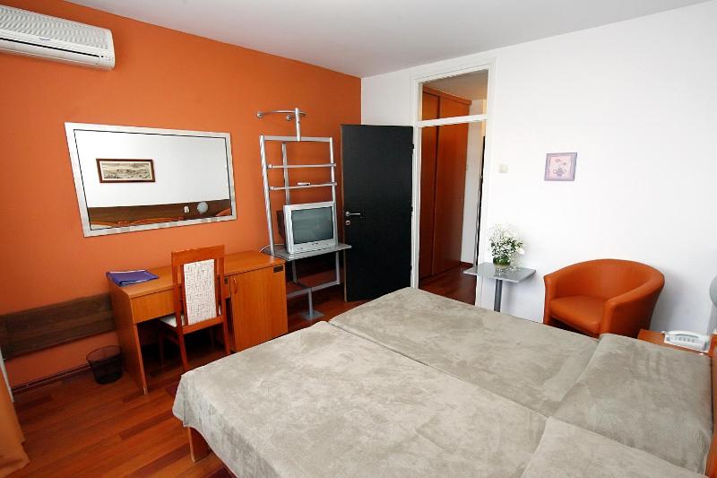 Double Room with Free Parking image 2