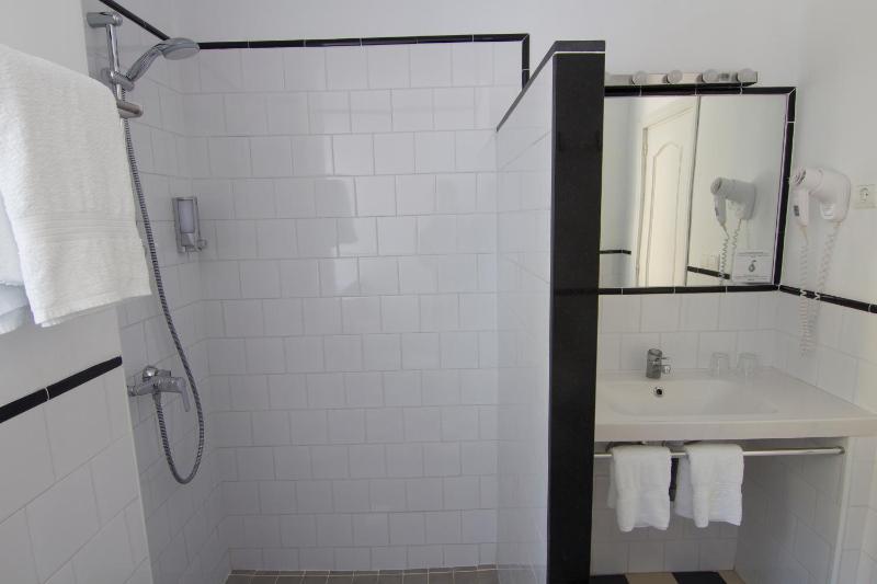 Double Room with Balcony image 4