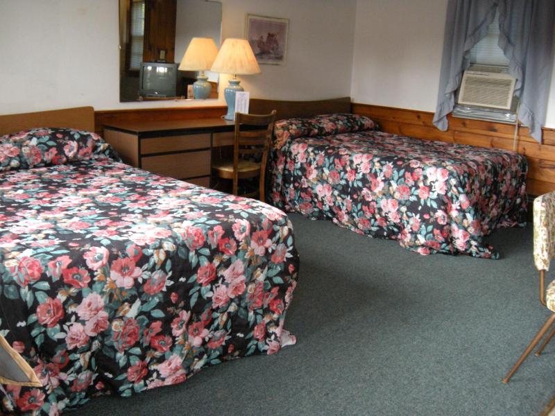 Double Room with Two Double Beds and Kitchenette image 4