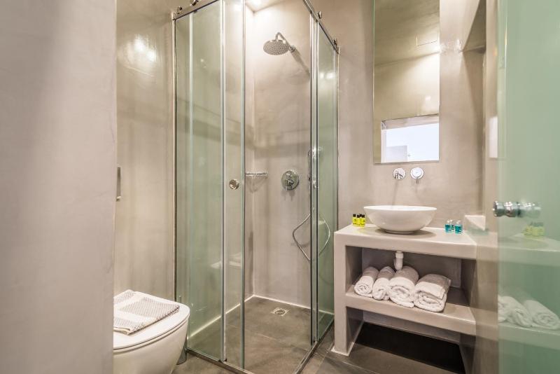 Superior Triple Room image 4