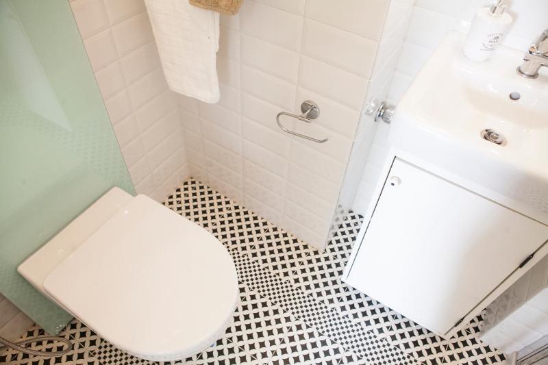 One-Bedroom Apartment image 4