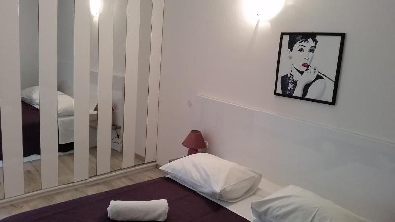 Three-Bedroom Apartment with Sea View (8 Adults) image 4