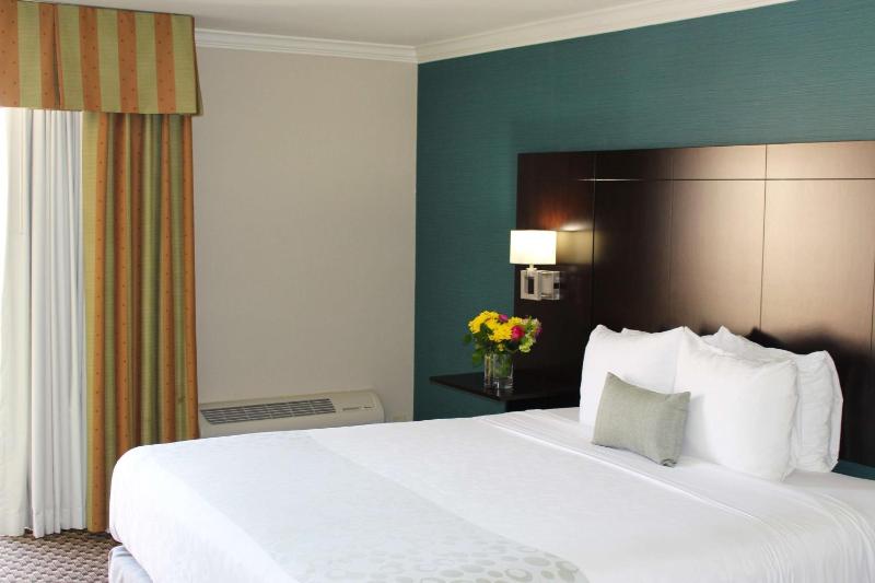 King Room with Sofa Bed and Balcony image 3