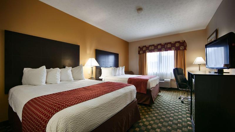 Queen Room with Two Queen Beds - Non-Smoking image 4
