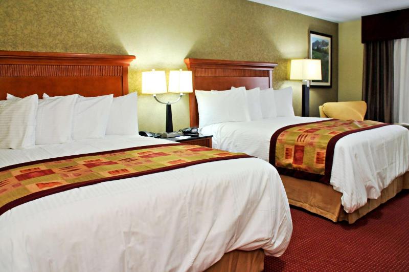 Queen Room with Two Queen Beds with Kitchenette image 4
