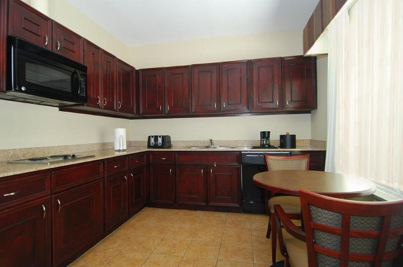 King Suite with Kitchen image 3