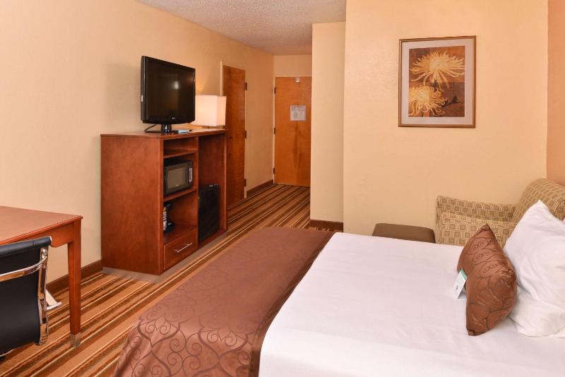 Double Room with Bath - Mobility Accessible/Non-Smoking image 4