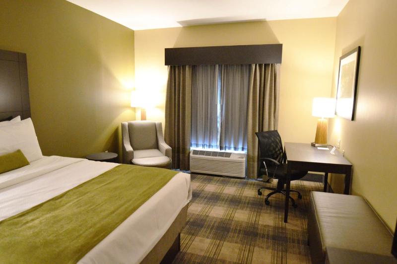 Queen Room with Two Queen Beds image 4
