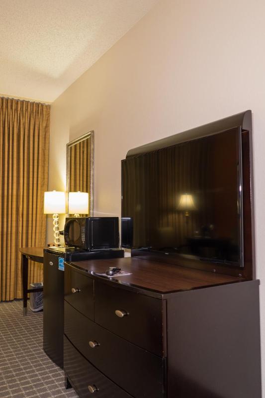 Deluxe Queen Room with Two Queen Beds image 4