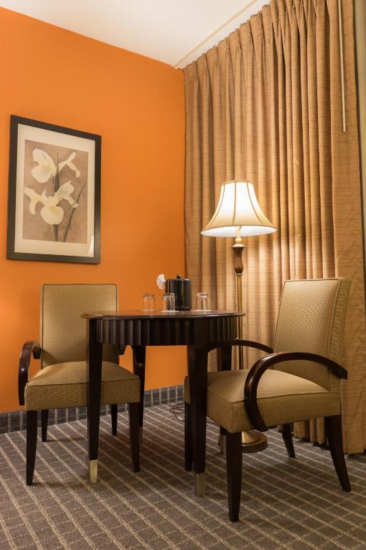 Deluxe King Room image 3