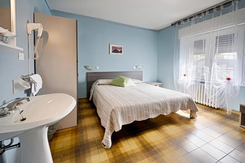 Double or Twin Room image 3