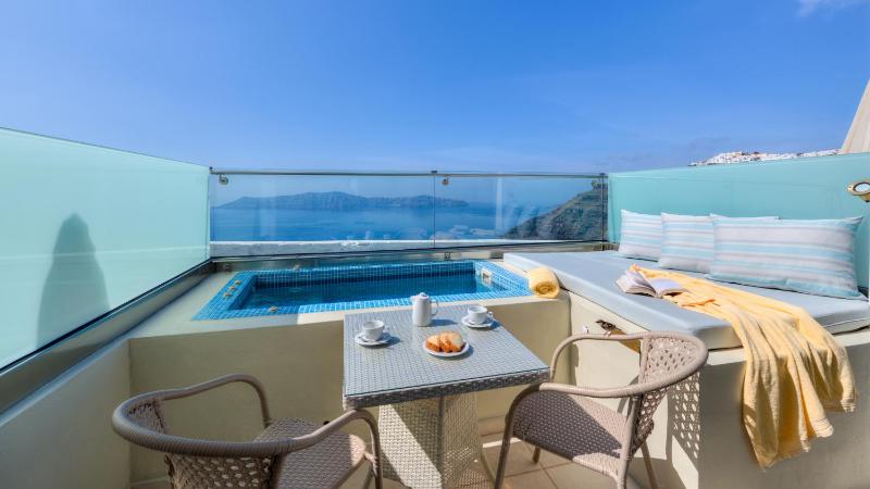 Superior Quadruple Room with Hot Tub and Caldera View image 4