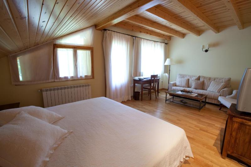 Superior Double Room with Garden View image 3