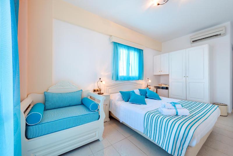 Superior Double Room with Hot Tub and Caldera View image 2