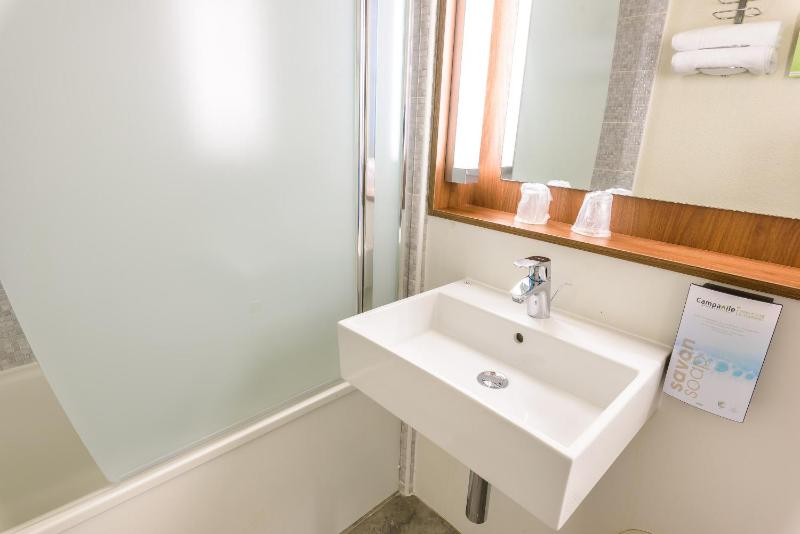 Standard Double Room image 4