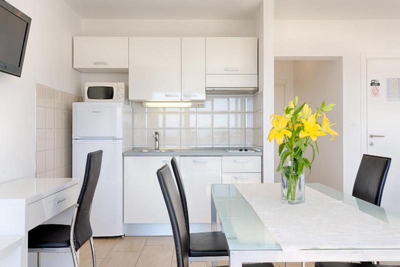 One-Bedroom Apartment with Balcony and Sea View image 4