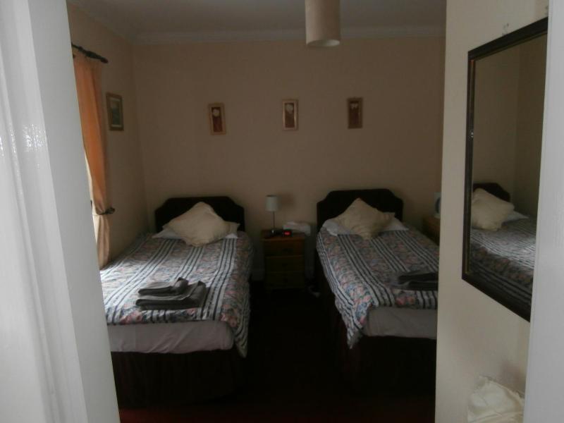 Twin Room image 2