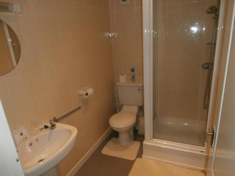Twin Room with Shared Bathroom image 4