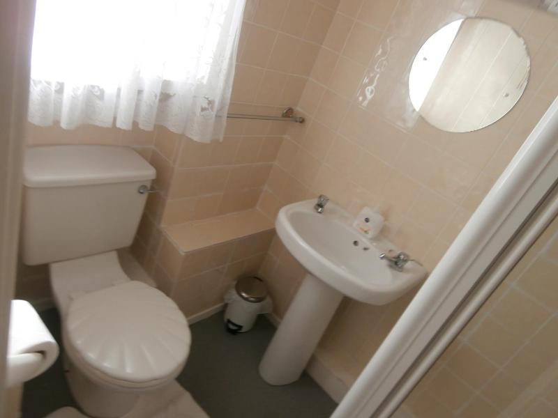 Twin Room with Shared Bathroom image 3