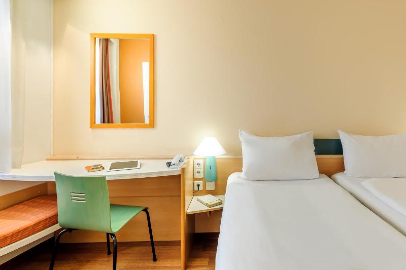 Twin Room image 3