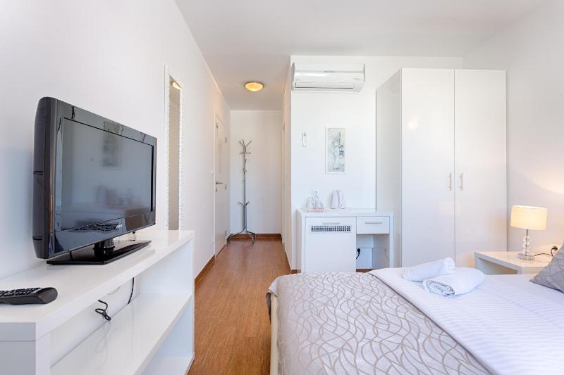 Economy Double Room image 4