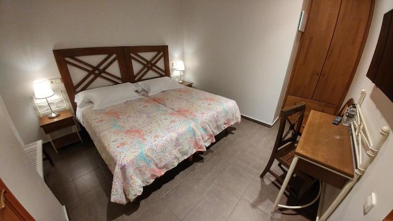 Twin Room (interior) image 4