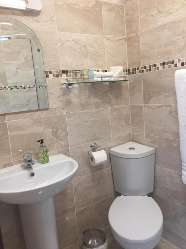 Twin Room image 3