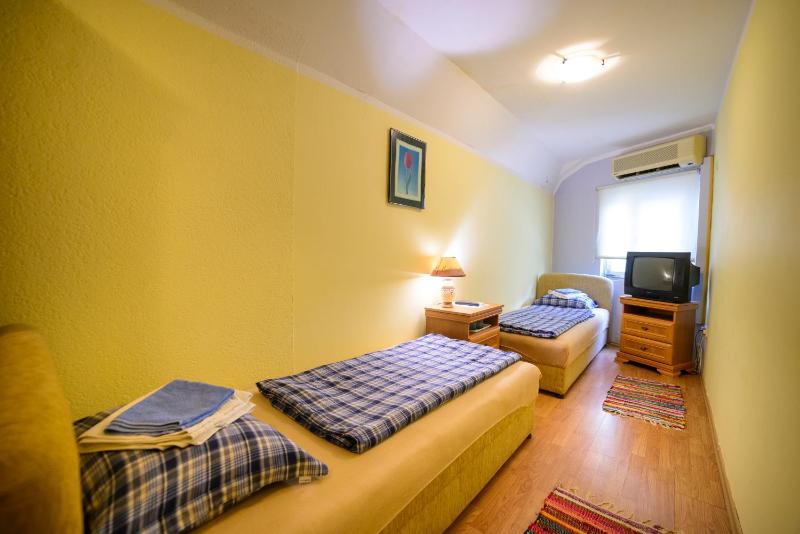 Twin Room image 2