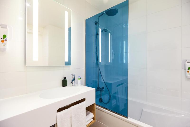 Standard Family Suite with One Double Bed and Sofa image 4