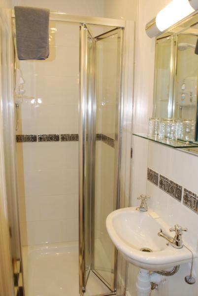 Single Room with Private Bathroom image 3