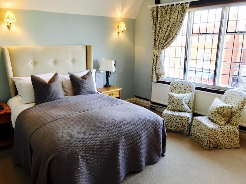 Double Room with Shared Shower Room image 3