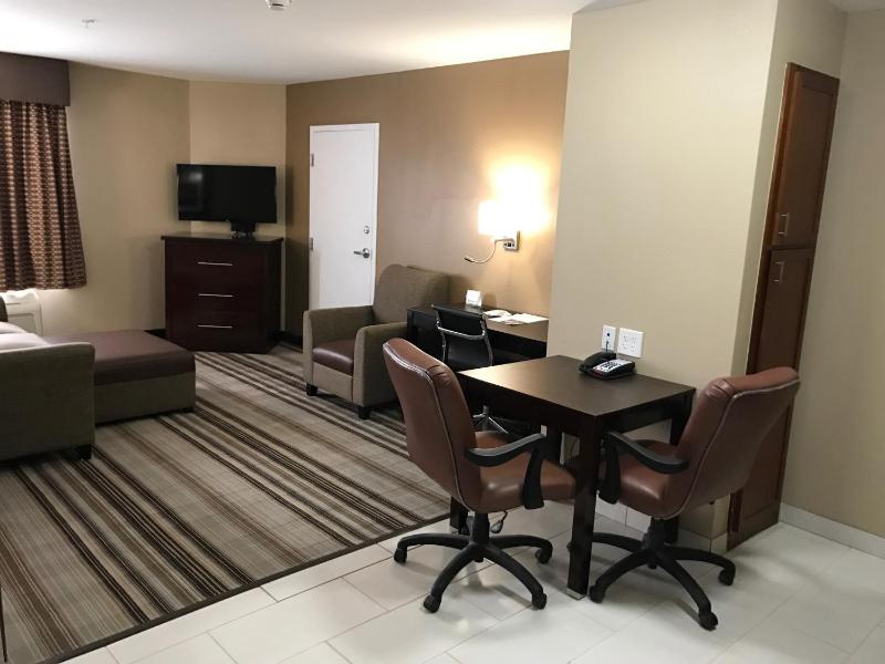 King Suite with Sofa Bed and Kitchen- Non-Smoking image 4