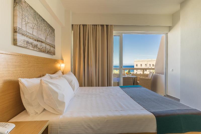 Superior Triple Room image 4