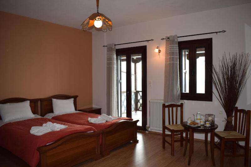 Standard Twin Room image 3