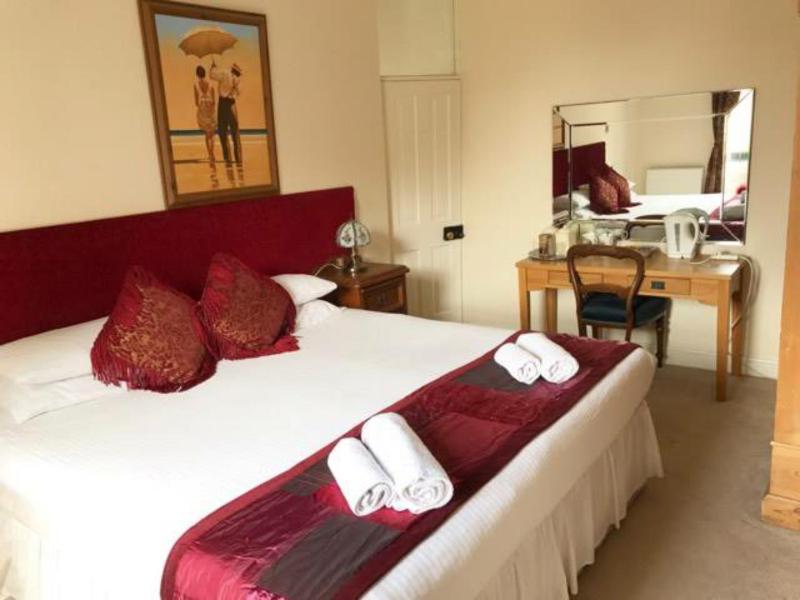 Double or Twin Room with External Bathroom image 2