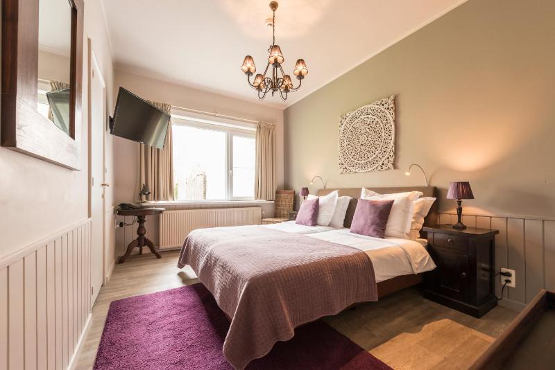 Standard Twin Room image 3