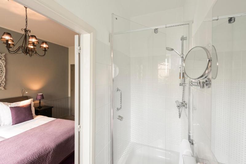 Standard Twin Room image 4