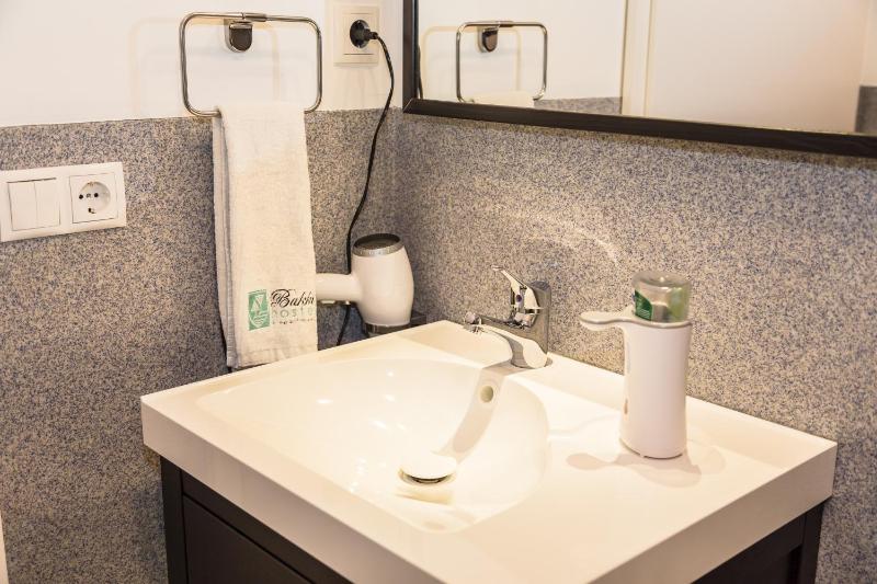 Deluxe Studio Apartment image 3