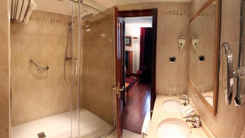 Deluxe Family Suite image 3