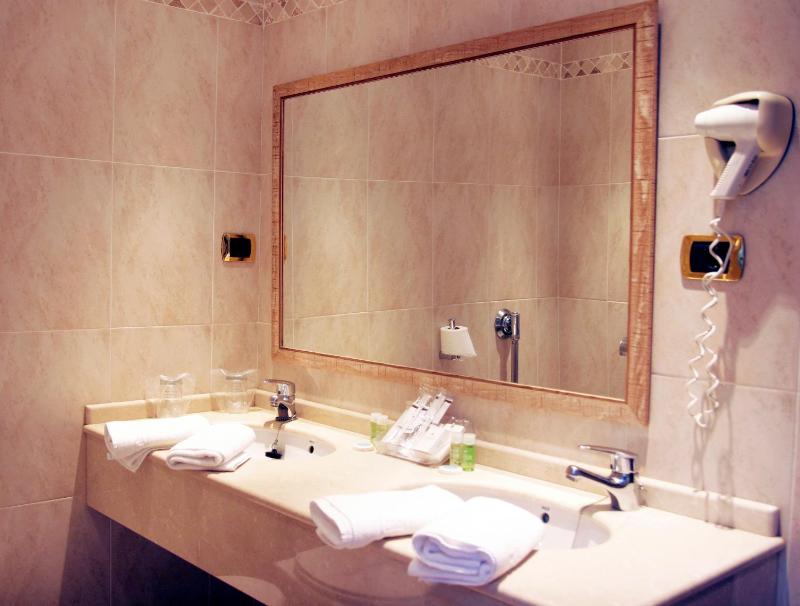Deluxe Family Suite image 4