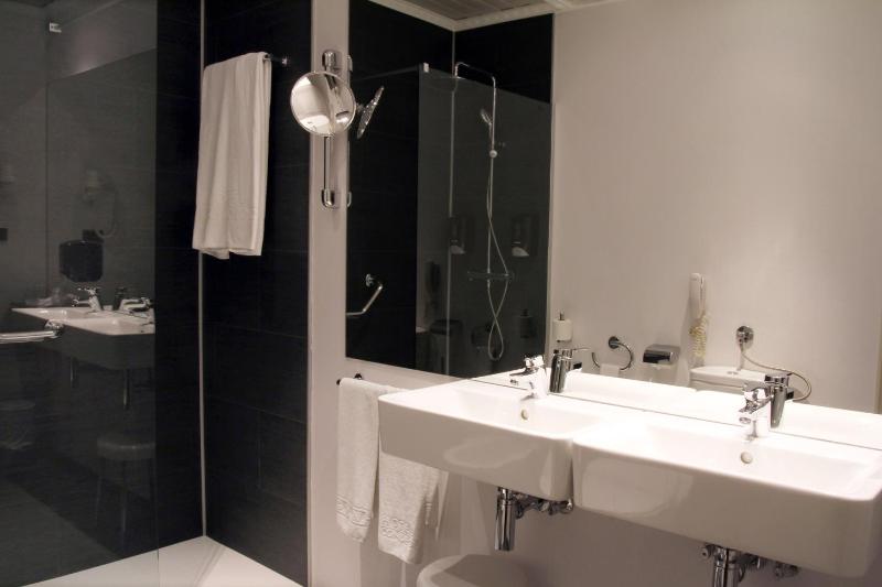 Twin Room (2 Adults + 1 Child) image 3
