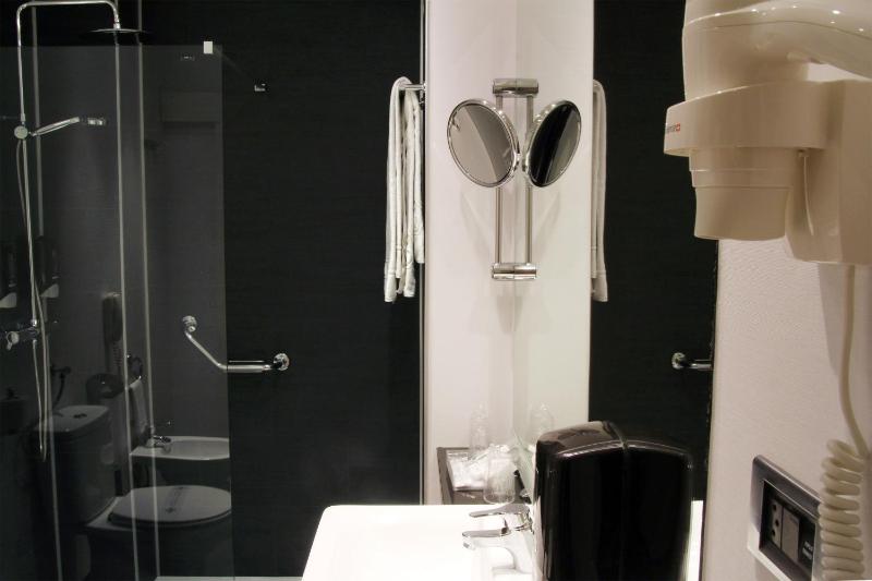 Interior twin room image 2